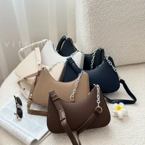 کیف هاوین زنانه با طراحی نیم هلال، بند زنجیری و بند دوشی قابل تنظیم در رنگ‌های مشکی، سفید، کرم و قهوه‌ای