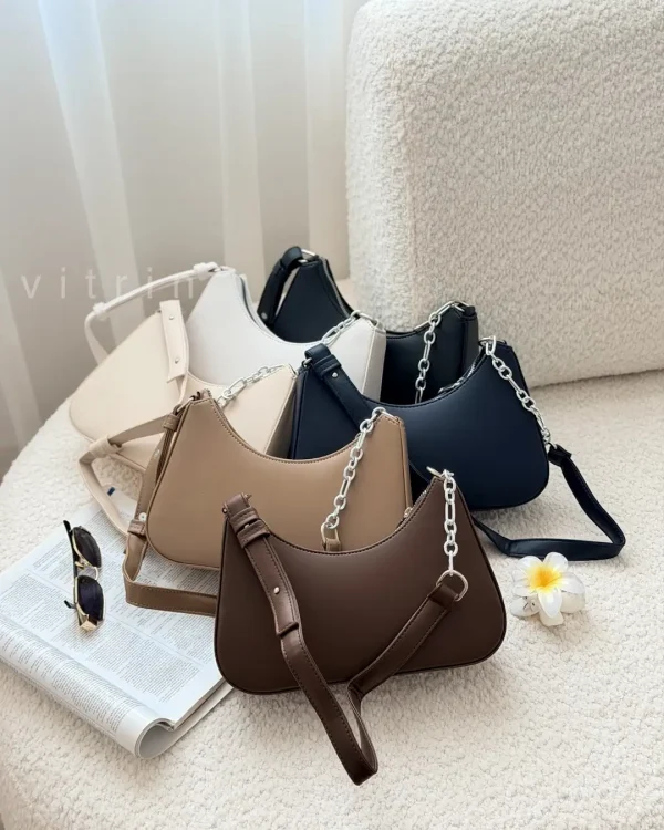 کیف هاوین زنانه با طراحی نیم هلال، بند زنجیری و بند دوشی قابل تنظیم در رنگهای مشکی، سفید، کرم و قهوهای