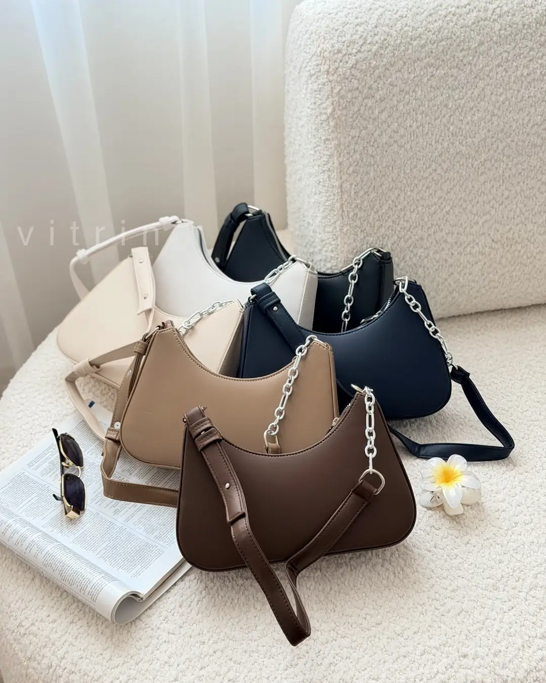 کیف هاوین زنانه با طراحی نیم هلال، بند زنجیری و بند دوشی قابل تنظیم در رنگهای مشکی، سفید، کرم و قهوهای